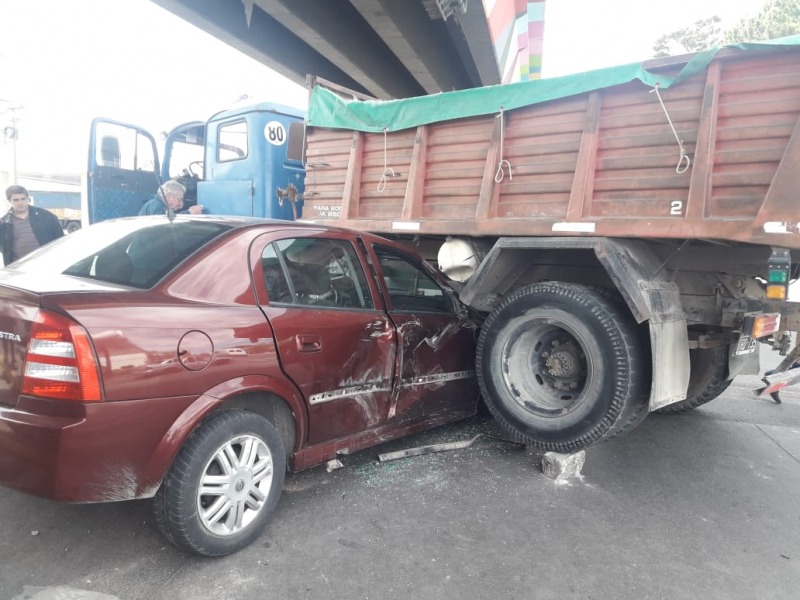Impactante: un auto termin debajo de un camin y no hubo heridos